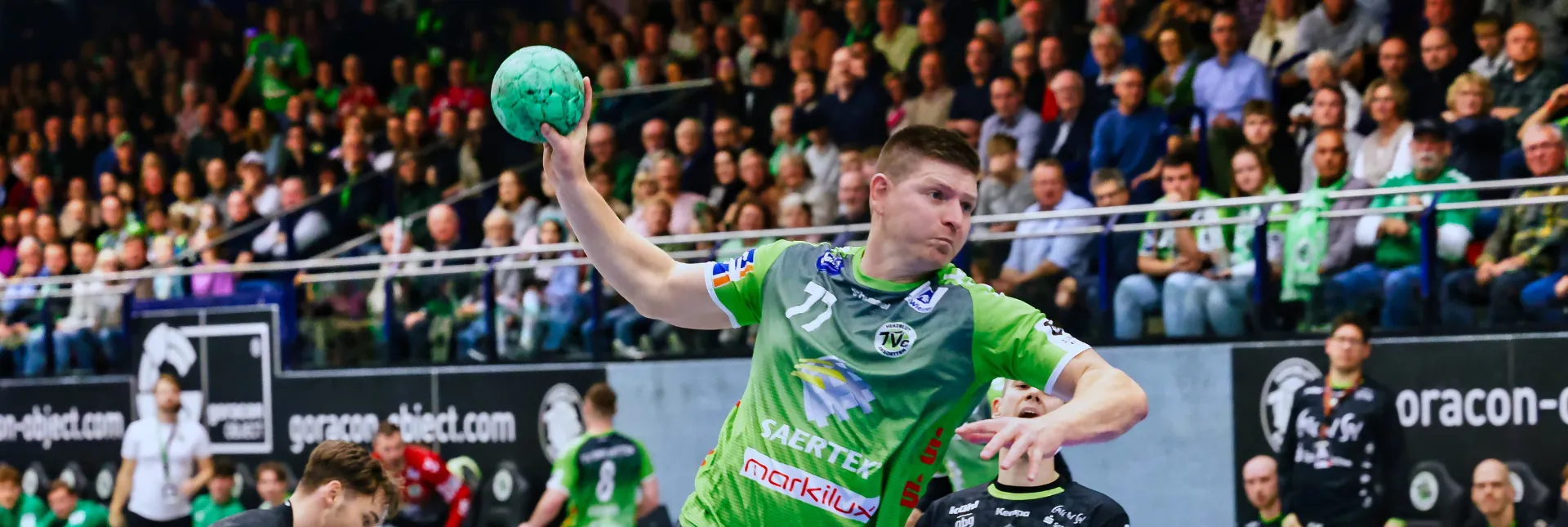 Ein Spieler des TV Emsdetten wirft auf das Tor