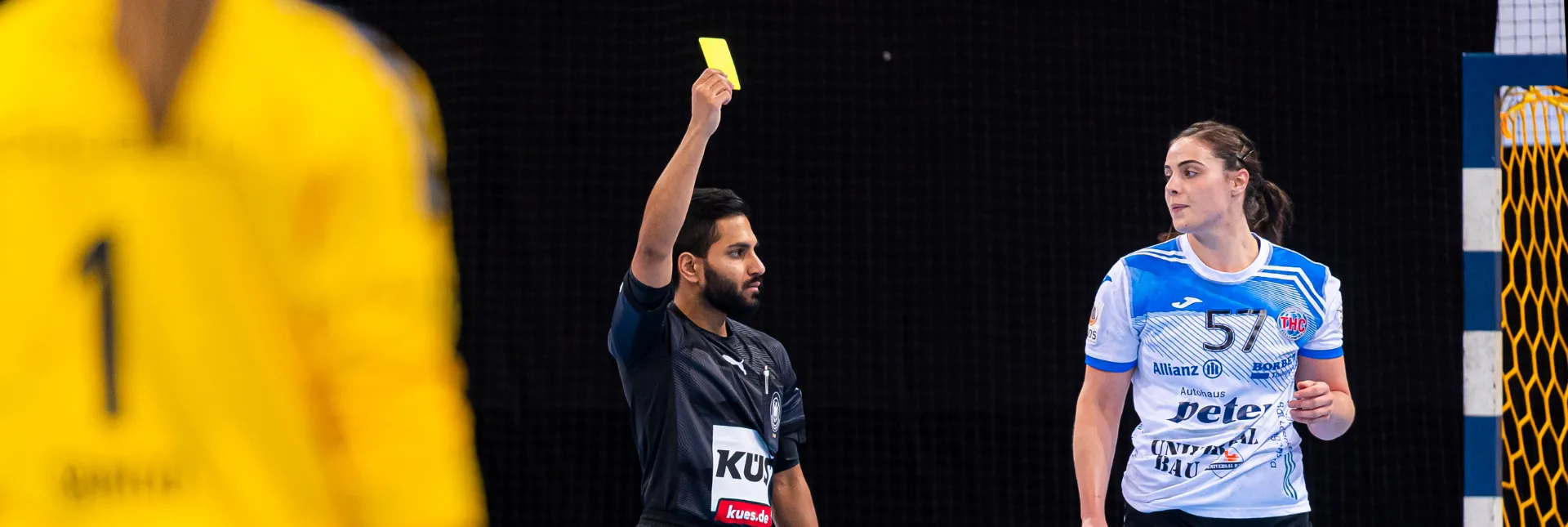 Schiedsrichter zeigt die Gelbe Karte