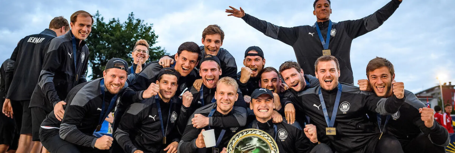 Die Beach Nationalmannschaft feiert einen Treffer