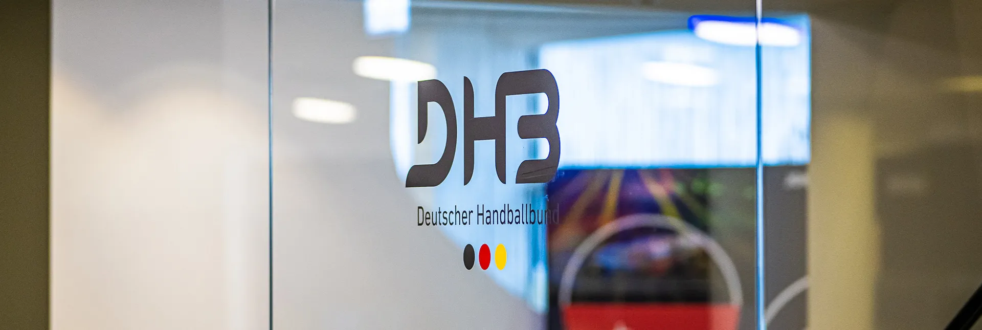 Das DHB Logo klebt auf einer Scheibe