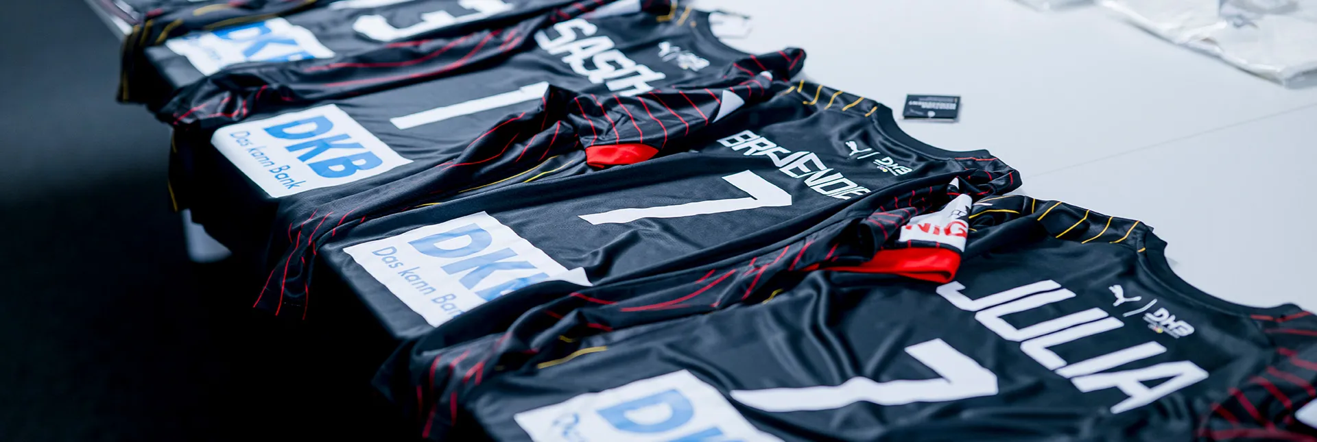 Mehrere DHB-Trikots liegen nebeneinander