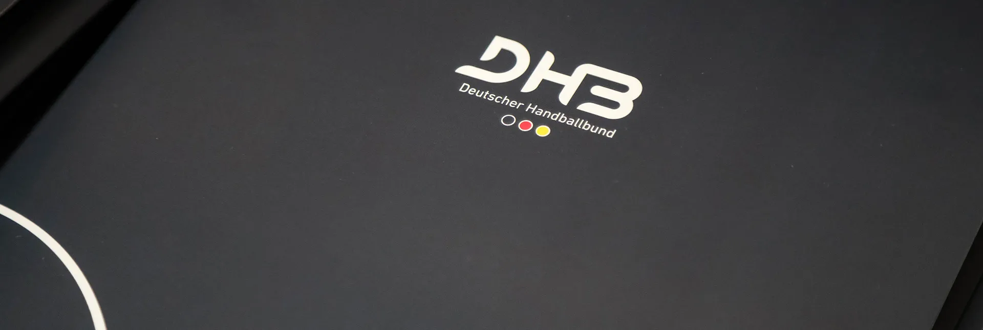 DHB-Logo auf einer Mappe