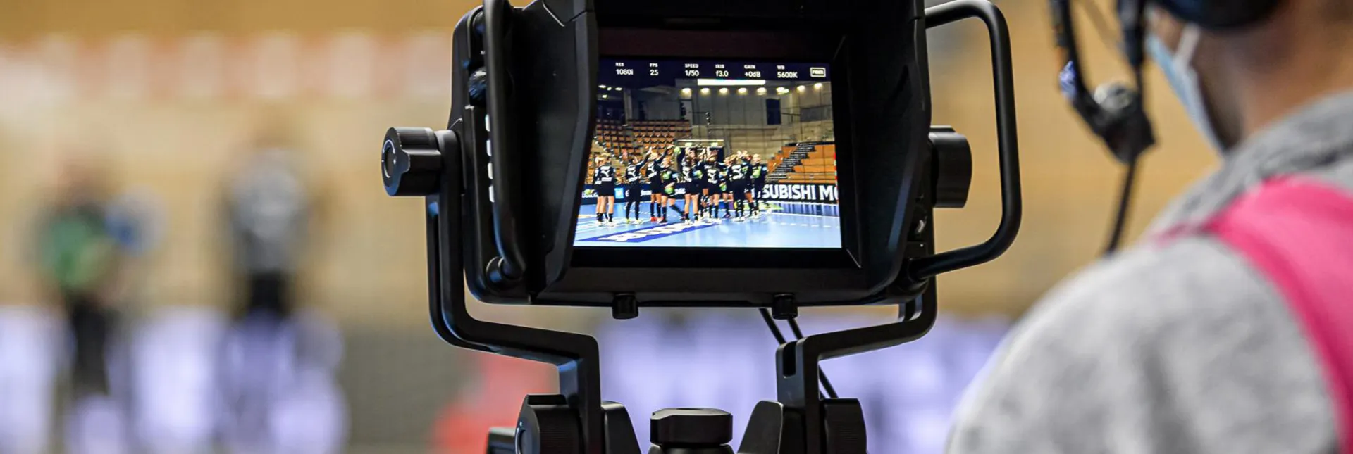 Eine Kamera filmt ein Handballspiel