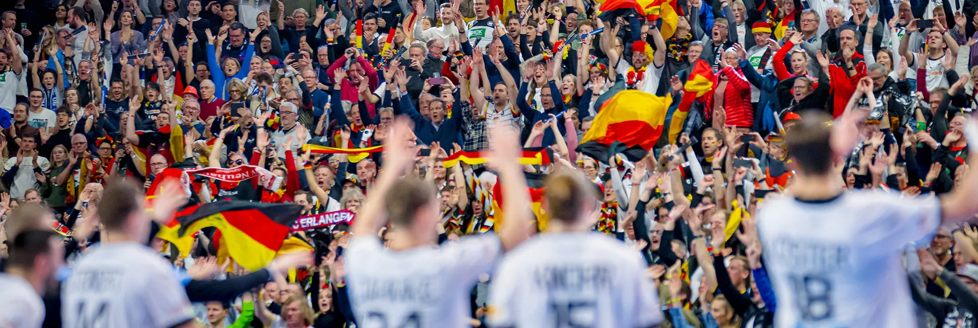 Die Mannschaft jubelt mit den Fans
