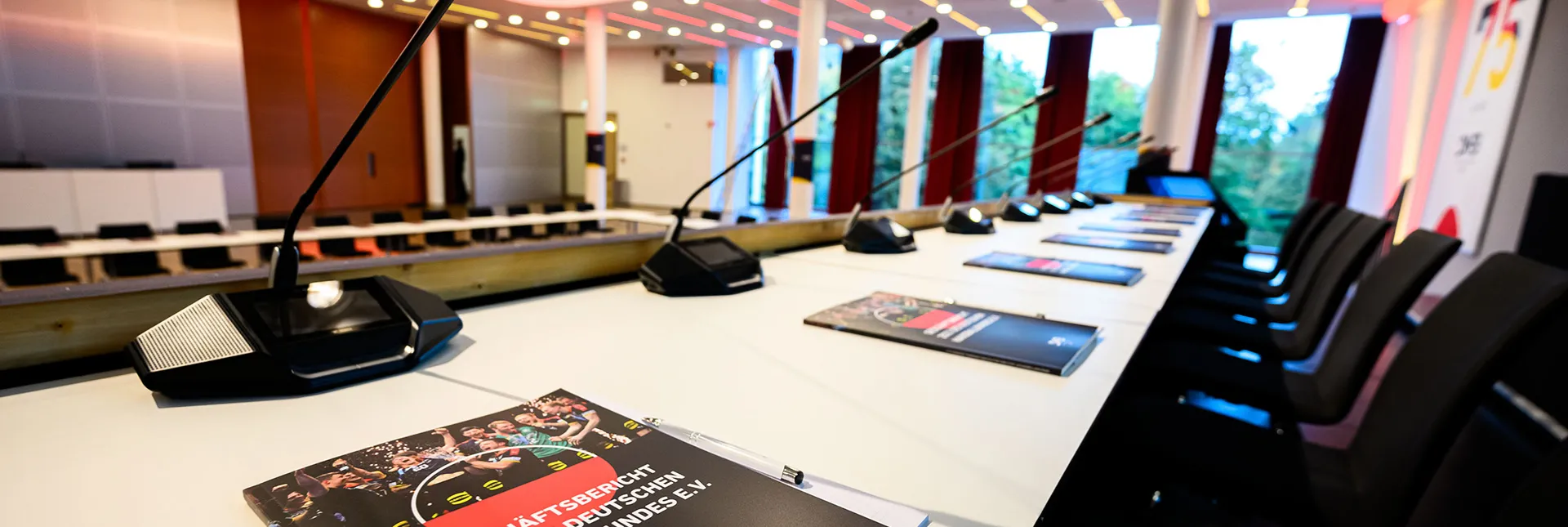 Ein leerer Tagungsraum des DHB Bundesrats. 
