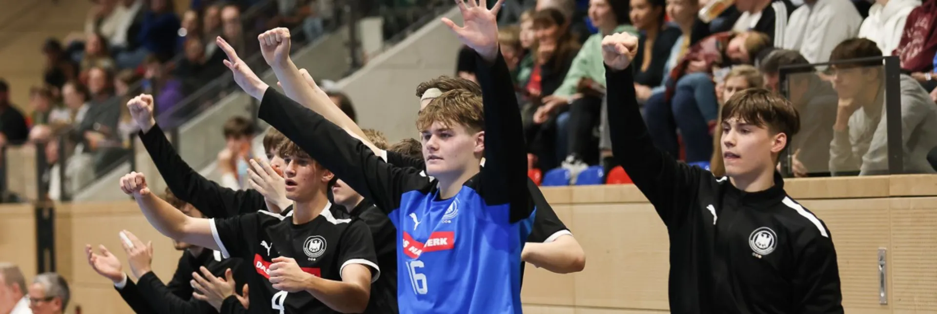 Jugend-Nationalspieler jubeln auf der Bank