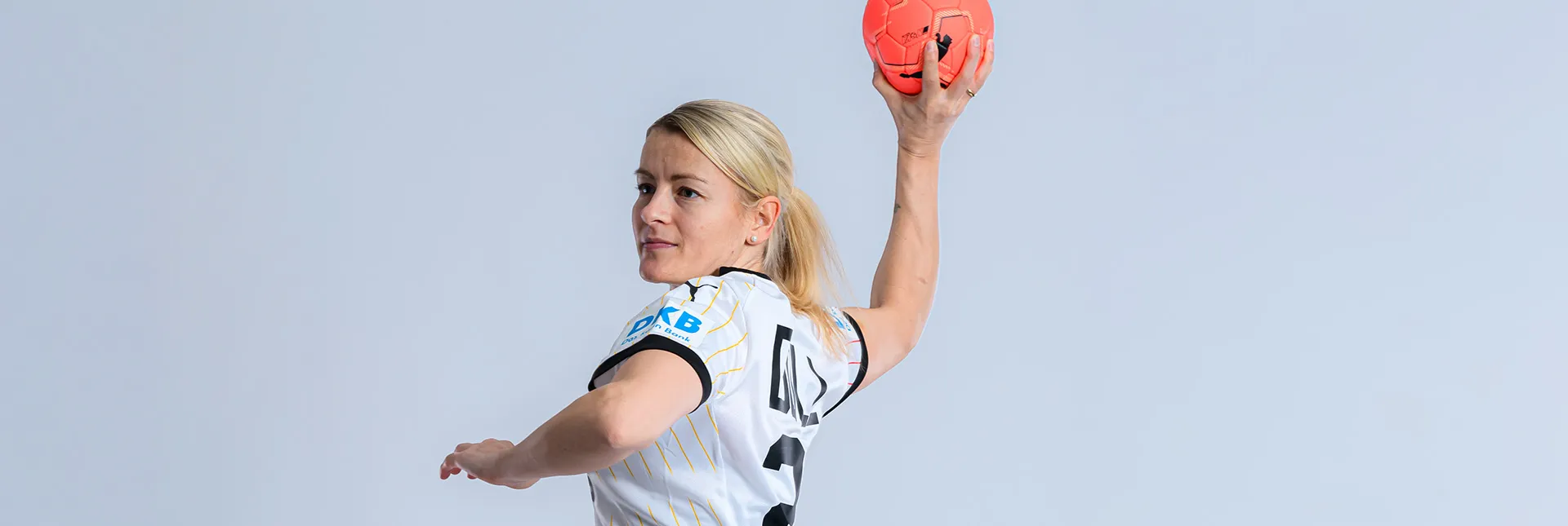 Antje Döll setzt zum Wurf an