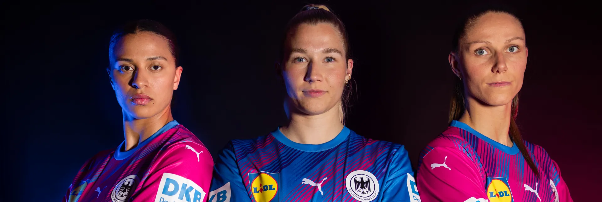 Drei DHB-Spielerinnen im neuen magentafarbenen Sondertrikot des DHB