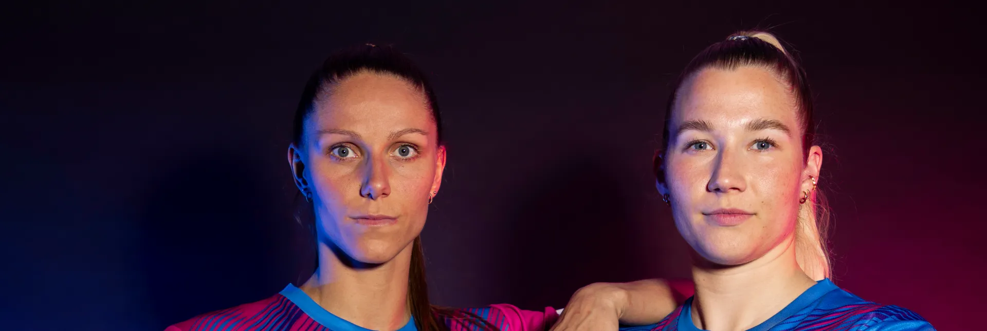 Xenia Smits und Kathi Filter gucken beim Shooting seriös in die Kamera-