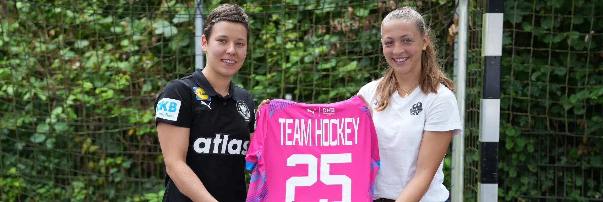 Alina Grijseels übergibt Sophia Schwabe ein Sondertrikot der Frauen-Nationalmannschaft. - Foto: DHB
