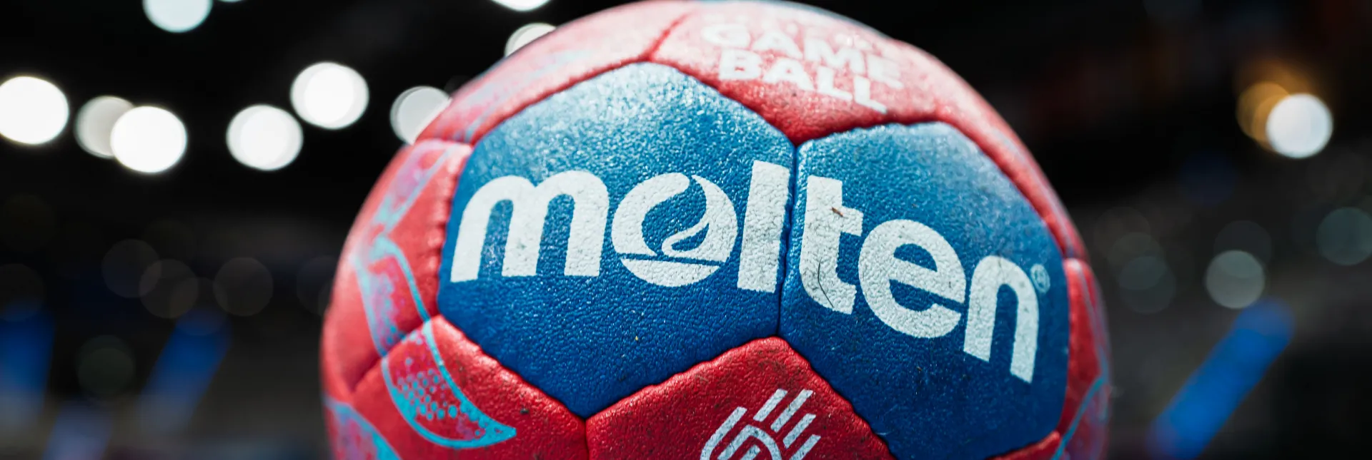 Handball liegt auf einem Handballfeld.