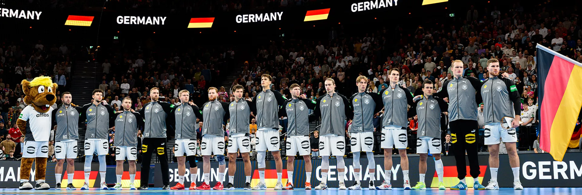 Die männliche Nationalmannschaft singt die Nationalhymne