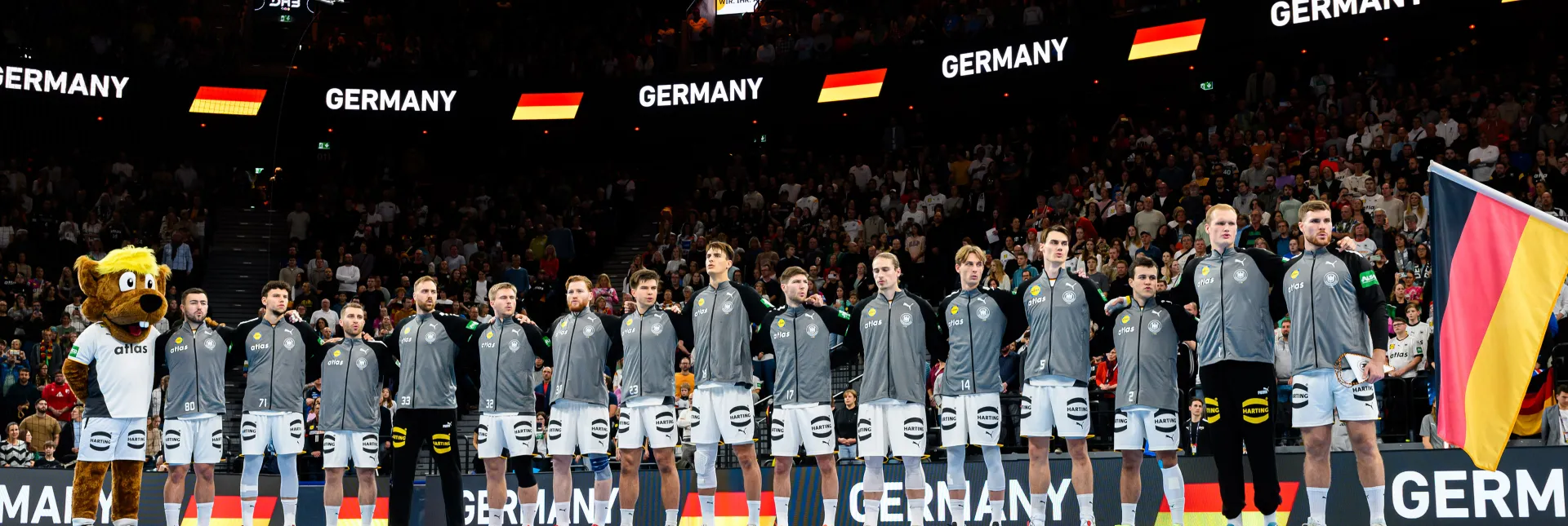 Männliche Handball-Nationalmannschaft bei der Hymne