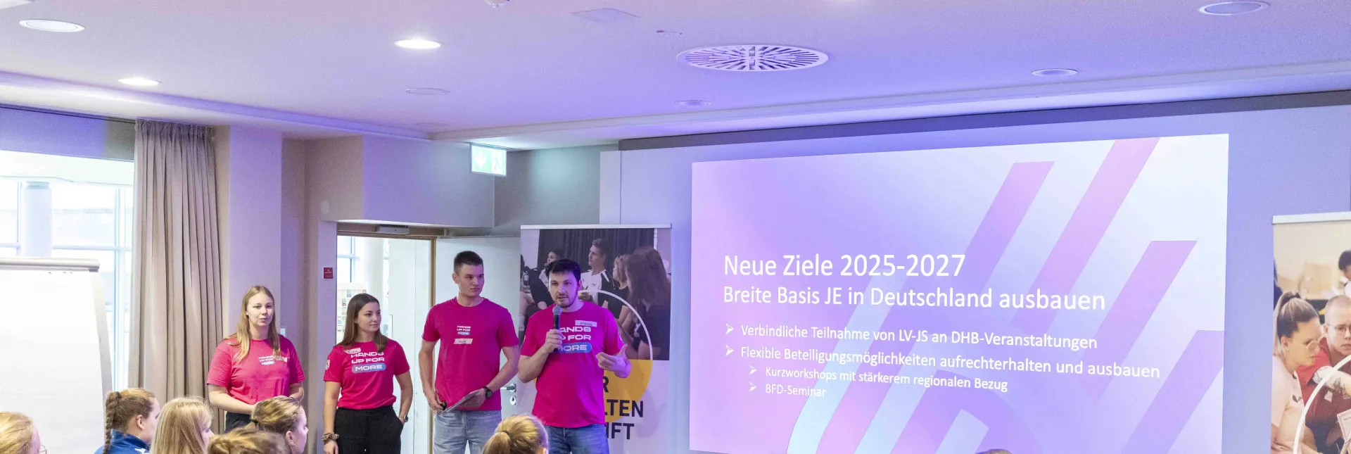 Die DHB-Jugendsprecher stellen den Teilnehmern des Jugendkongresses die Ziele des Jungen Engagements vor.