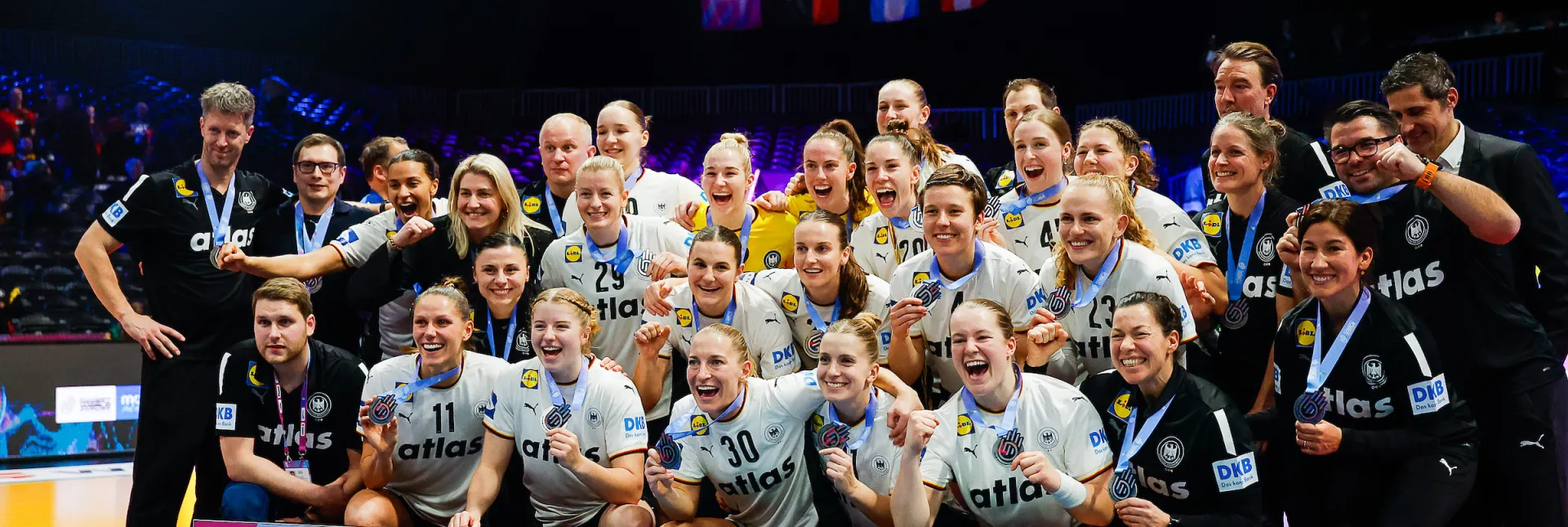 Die DHB-Frauen freuen sich über eine erfolgreiche WM