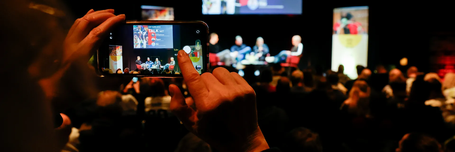 Volles Haus beim Fantreff in Silkeborg. - Foto: kolektiff images