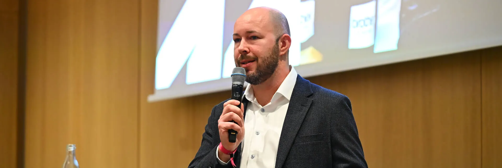 Matthias Lahr stellte auf der SPOBIS Conference 2026 Fakten zur Pricing-Strategie des DHB vor