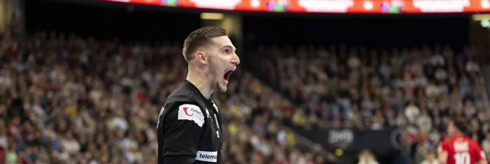 Kroatischer Handball-Torhüter Kuzmanovic jubelt.