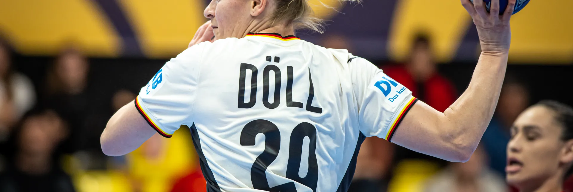 Eine Handballerin beim Wurf auf das Tor