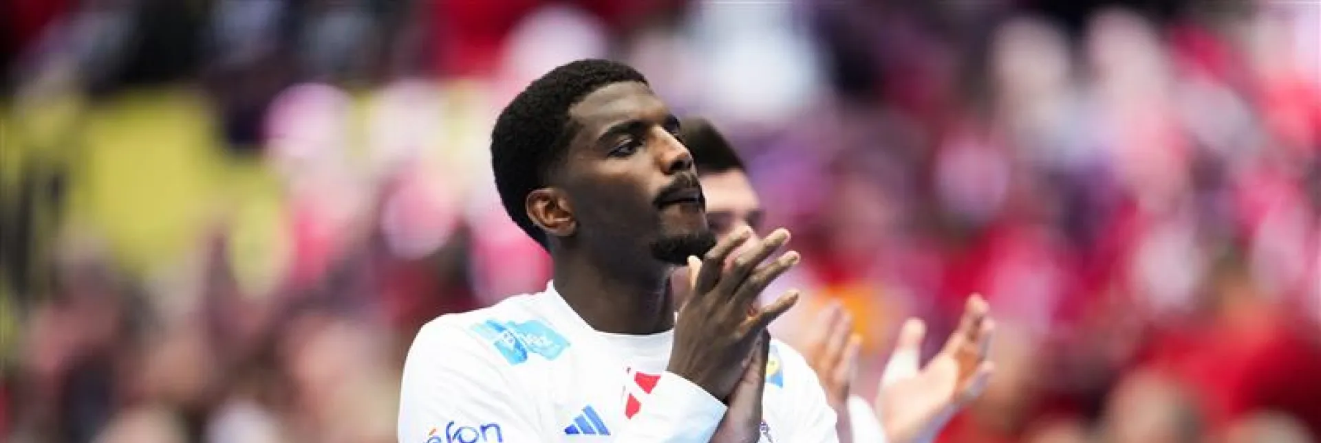 Handballspieler Dika Mem klatscht