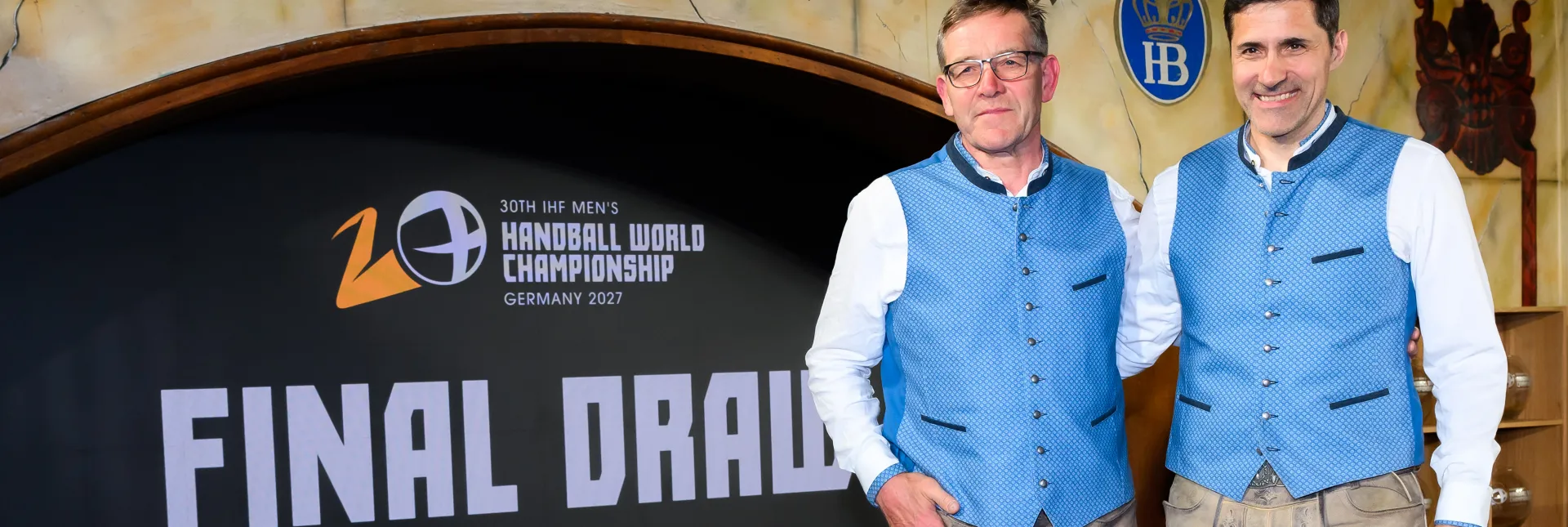 Bundestrainer Alfred Gislason und Vorstand Sport Ingo Meckes bei der Auslosung. - Foto: Marco Wolf