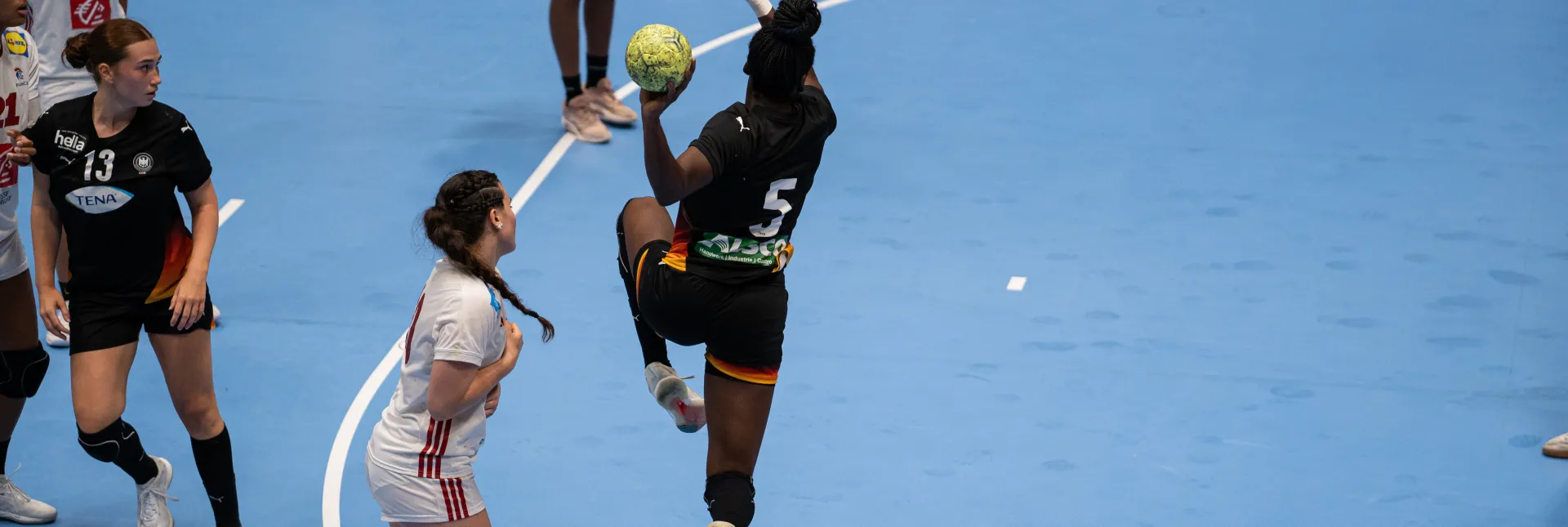 Farrelle Njinkeu, beim Vier-Nationen-Turnier gegen Frankreich beim Sprungwurf auf das Tor