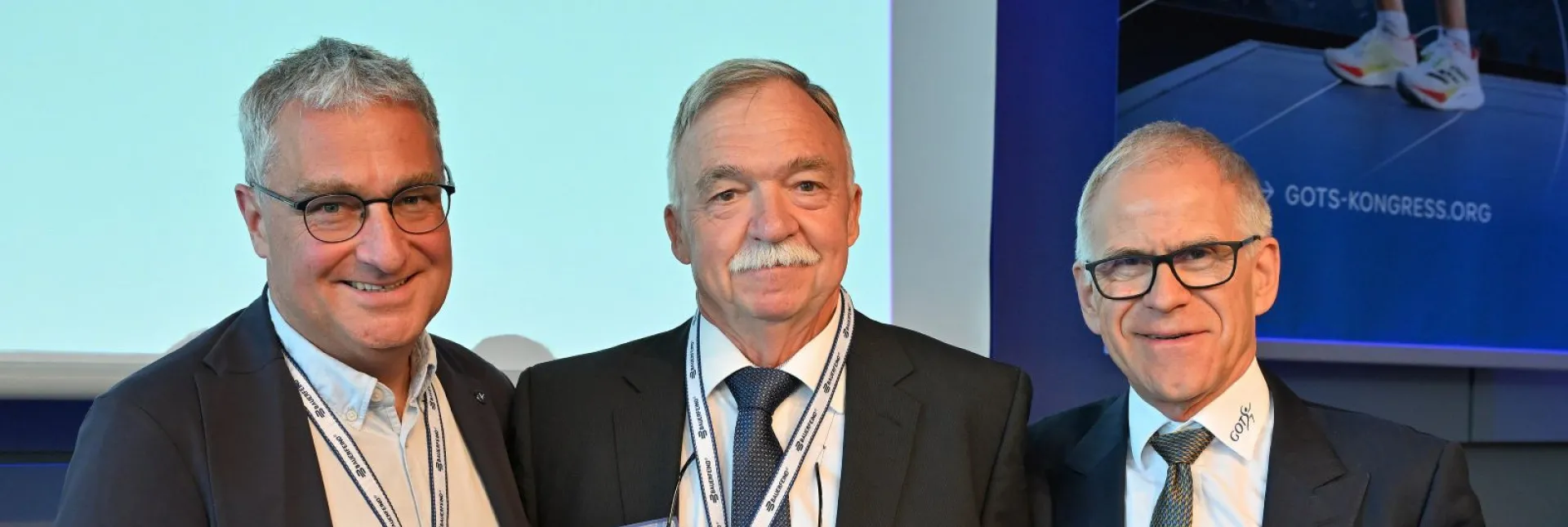 Kurt Steuer, eingerahmt von Dr. med. Christian Schneider und Prof. Dr. med. Martin Engelhardt, Vorständen von „Verbandsärzte Deutschland e.V.“ - Foto: Andreas Wetzel