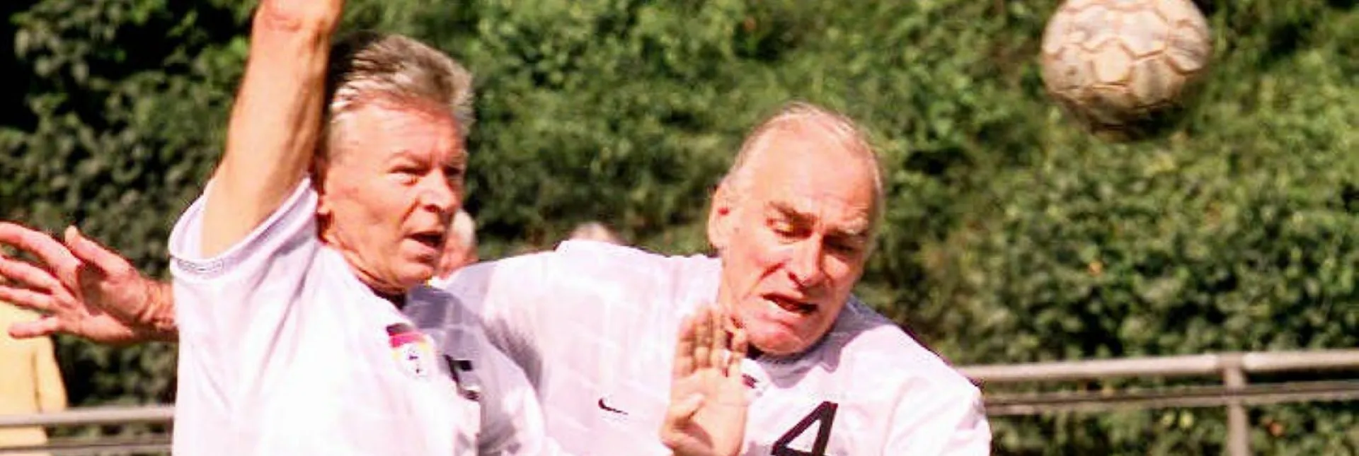 Werner Knecht (4) im Juli 1998 bei einem Traditionsspiel. - Foto: imago images/Sportfoto Rudel