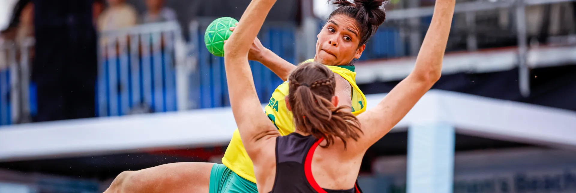 Eine Brasilianerin wirft aufs Tor.