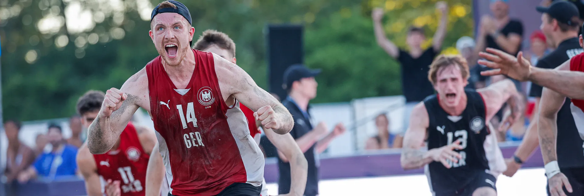 Die Spieler stürmen aufs Feld.