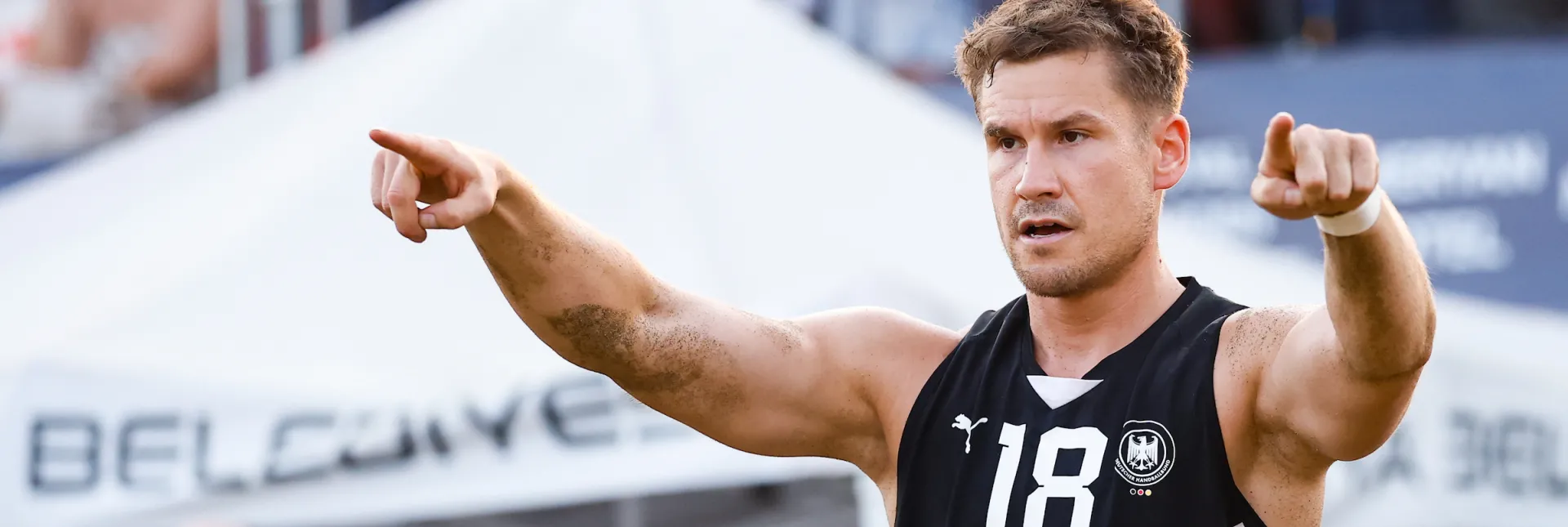 Robin John zeigt nach vorne.