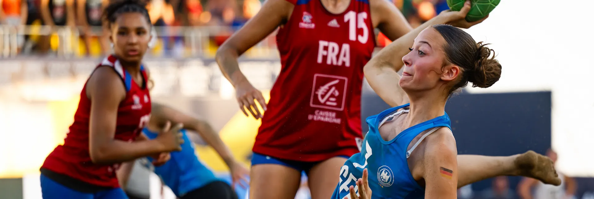Eine Spielerin wirft gegen Frankreich aufs Tor.
