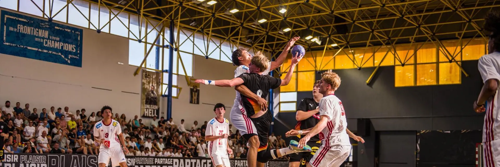 Hart umkämpftes Spiel in Frankreich. - Foto: Agde Handball