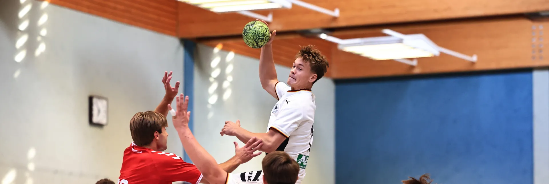 Julius Eisend vom THW Kiel findet in dieser Szene den Magdeburger Malte Elze am Kreis. - Foto: René Weiss