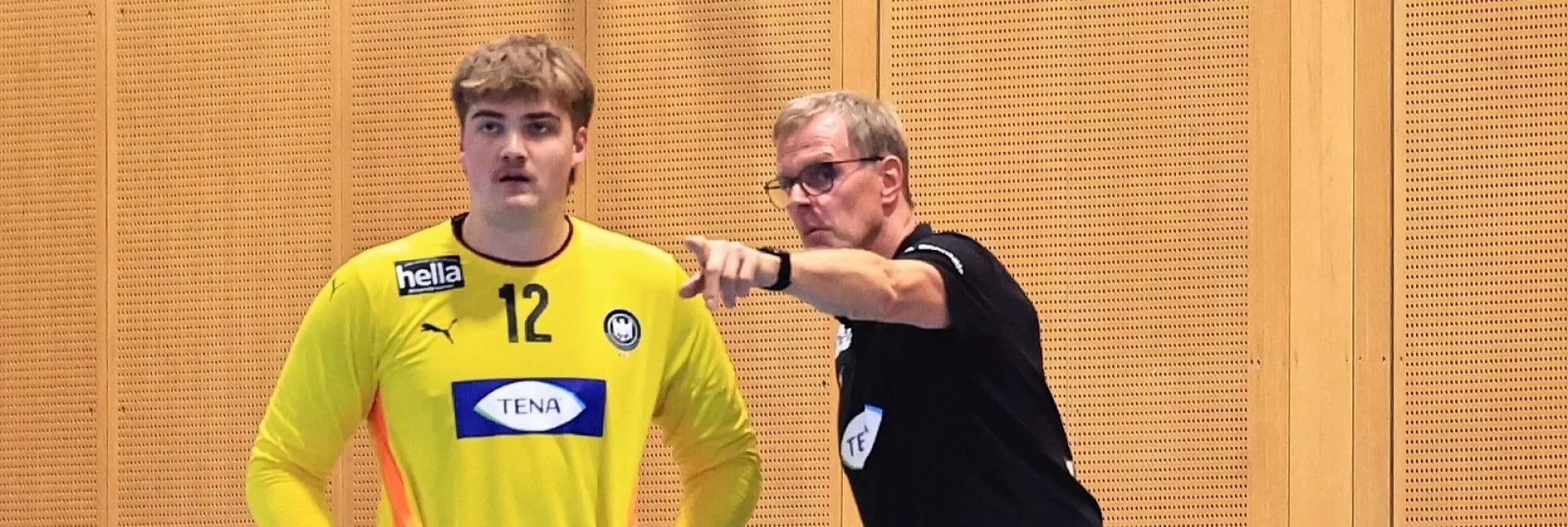 Bundestrainer Martin Heuberger mit Torwart Finn Knaack. - Foto: René Weiss