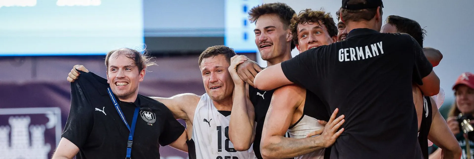 Der Gold-Moment: Bundestrainer Marten Franke (links) mit seinem Team unmittelbar nach Ende des WM-Finals. - Foto: kolektiff/DHB