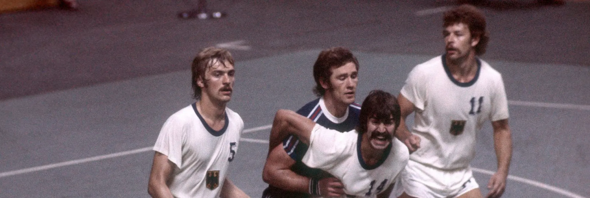 Olympische Spiele 1976: Kurt Klühspies, Heiner Brand und Joachim Deckarm gegen Jugoslawien (unter anderem mit Kreisläufer Zvonimir Serdarusic). - Foto: imago/WEREK