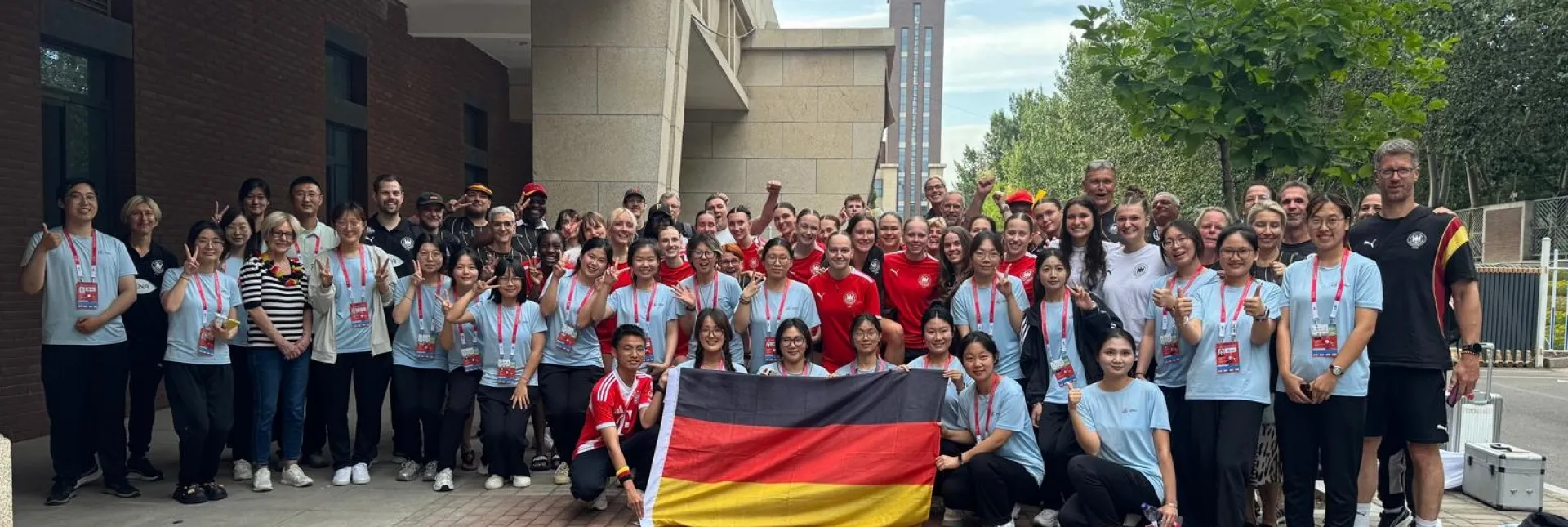 Starkes Kollektiv: Die deutsche Mannschaft genießt in China großartige Unterstützung durch mitgereisten Familien. Auch die Volunteers spüren die große Einheit rund um das Team. - Foto: DHB