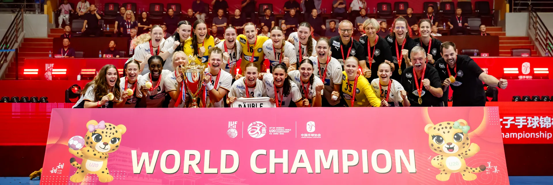 Am Ziel: Die DHB-Auswahl bei der Siegerehrung nach dem Finalsieg. - Foto: kolektiff