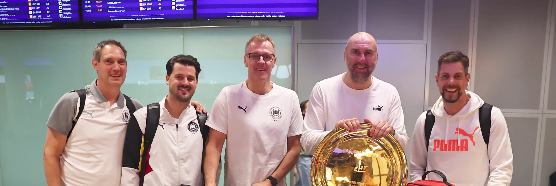 Der Staff mit der Schale in Frankfurt. - Foto: René Weiss