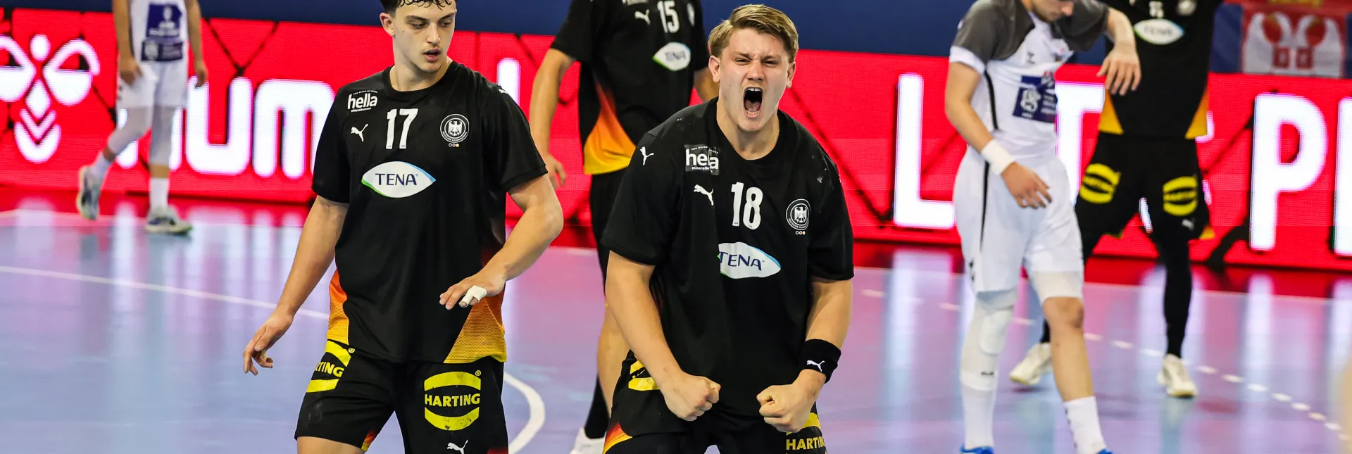 Malte Elze (rechts) lässt seine Emotionen raus. - Foto: Nikola Cimburovic