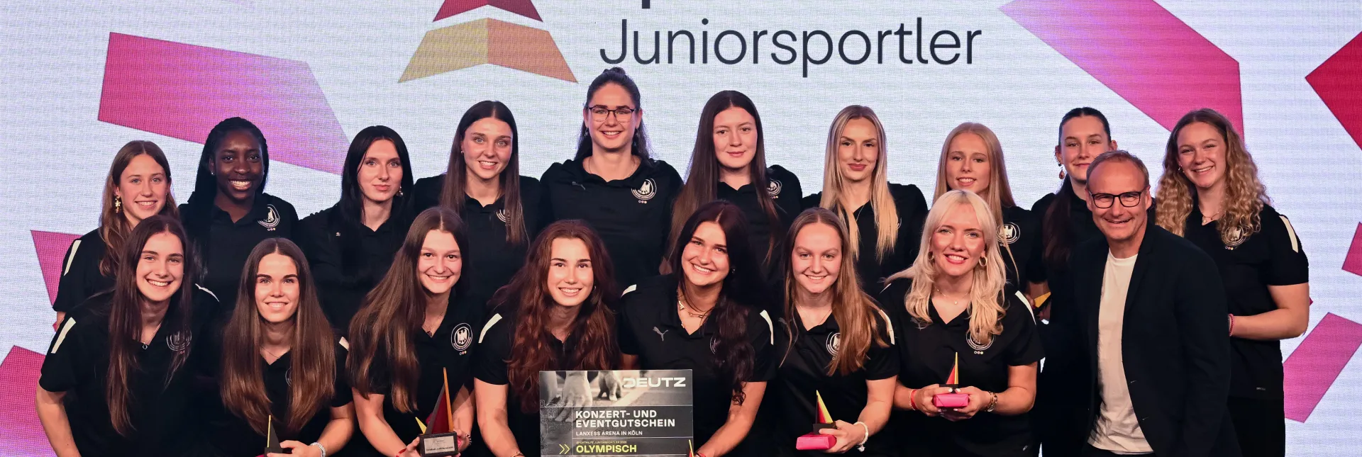 Die U20-Weltmeisterinnen bei der Ehrung. - Foto: dpa picture alliance für Sporthilfe