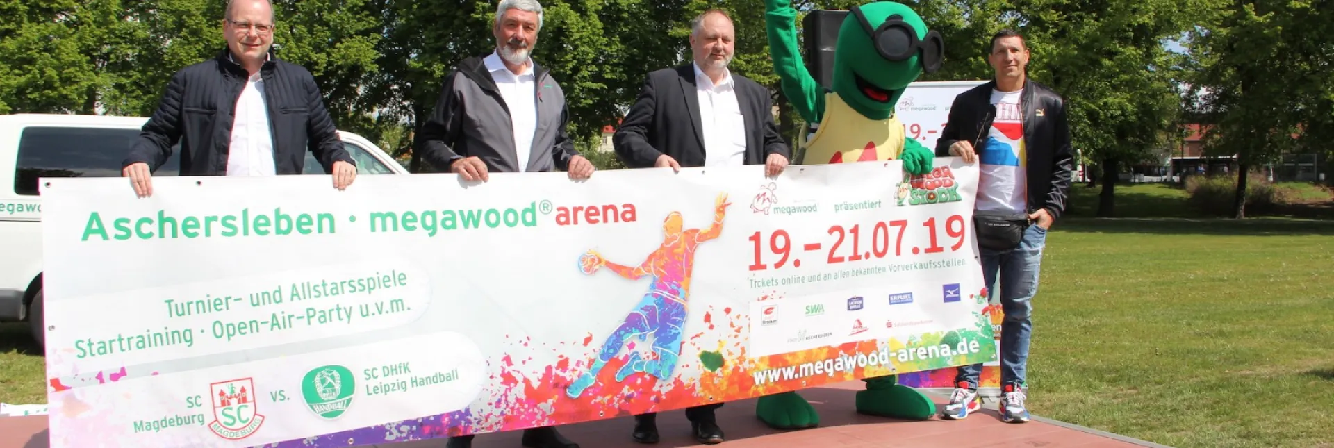SCM-Geschaeftsfuehrer-Marc-Henrik-Schmedt-NOVO-TECH-Geschaeftsfuehrer-Holger-Sasse-der-Ascherslebener-Buergermeister-Andreas-Michelmann-und-Handball-Legende-Stefan-Kretzschmar-von-links-.JPG