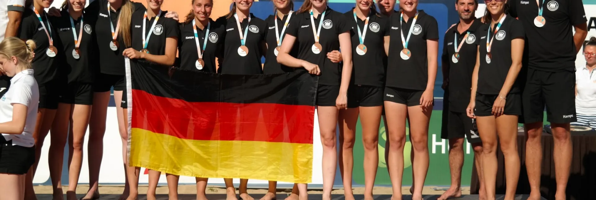 190630_beach_em_u17w_jubel_bronze_mit_medaille.jpg