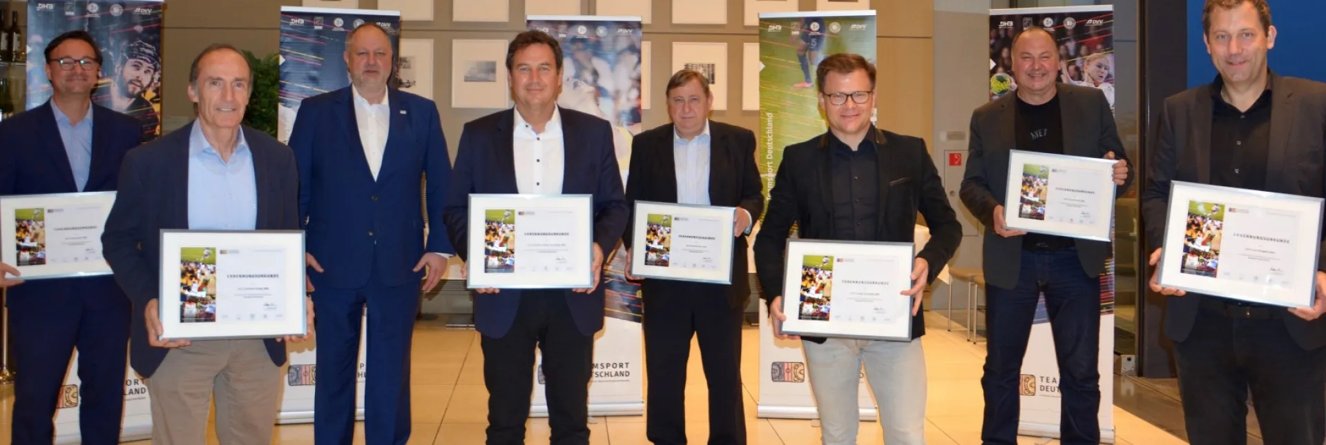 Teamsport-Deutschland_Gruppenfoto-mit-Urkunde_30-09-2020.jpg