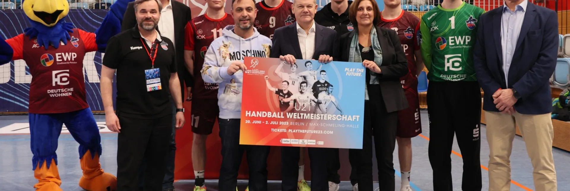 230331_U21WMmitKanzlerundBundestrainer_laechler.JPG