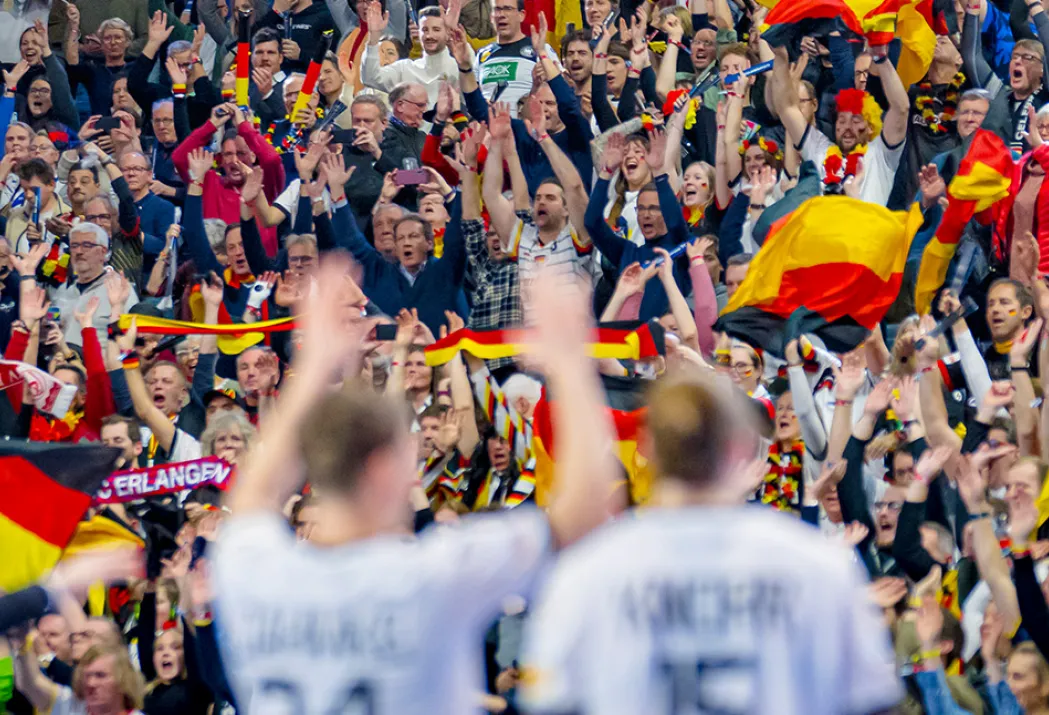 Die Mannschaft jubelt mit den Fans