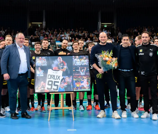 Paul Drux im Kreise der Nationalmannschaft. - Foto: Marco Wolf