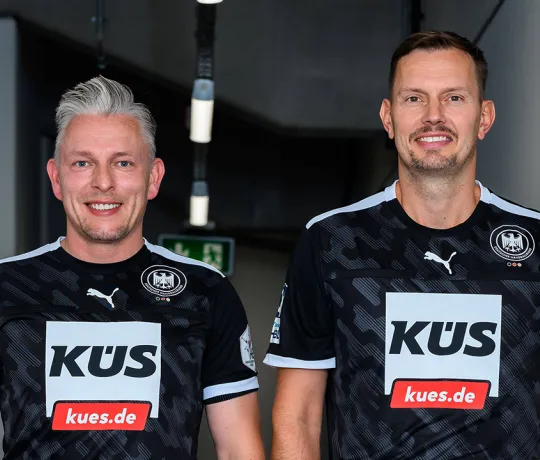 Schiedsrichter Robert Schulze und Tobias Tönnies