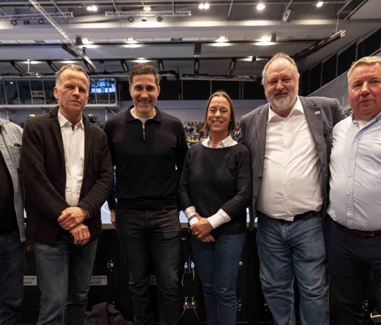 Austausch am Rande des Länderspiels. - Foto: Kenny Beele